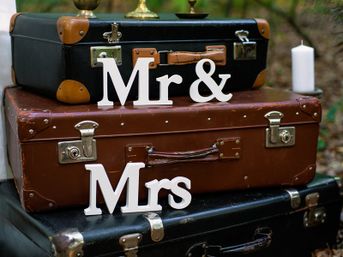 Drevený nápis Mr & Mrs biely