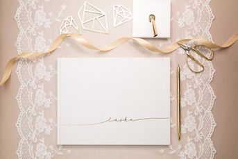 Kniha hostí Láska biela so zlatým nápisom 24x18,5cm s perom so stojančekom